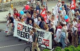 Achse des Friedens - Auftaktkundgebung der PDS auf dem Bebel-Platz; Foto: Michael van der Meer