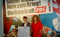 Barbara Thalheim und Petra Pau präsentieren eine namhafte Initiative zur Wahl der PDS und eine Großwerbefläche; Foto: Axel Hildebrandt