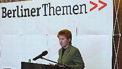 Petra Pau auf den Berliner Themen am 22.4.2002; Foto: Andre Nowak