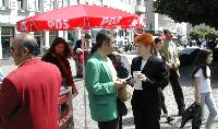 PDS-Aktionstag auf dem Markt in Alt-Spandau; Foto: Axel Hildebrandt