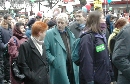 Petra Pau und Wolfgang Gehrke auf der Friedensdemonstration am 15.2.2003 in Berlin; Foto: Axel Hildebrandt