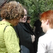 Angela Davis, Thomas Flierl und Petra Pau auf dem Dorotheenstädtischen Friedhof; Foto: Monika von der Lippe