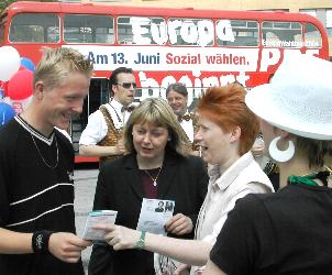 Sylvia Yvonne Kaufmann (MdEP) und Petra Pau (MdB) in Hellersdorf; Foto: Axel Hildebrandt