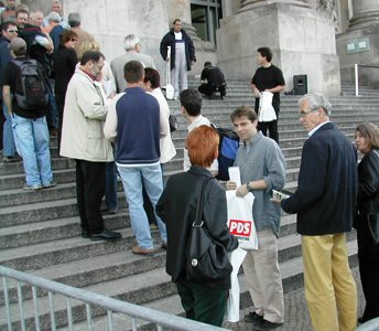 Warte-Schlange; Foto: Axel Hildebrandt