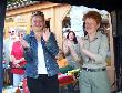 Gesine Lötzsch und Petra Pau bei der Preisverlosung; Foto: Axel Hildebrandt