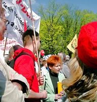 Klaus Lederer und Petra Pau auf der DGB-Kundgebung; Foto: Elke Brosow