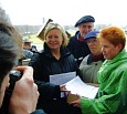 Mitglieder der VVN-BdA übergeben eine Massenpetition 'NPD-Verbot jetzt' an den Bundestag; Foto: Axel Hildebrandt