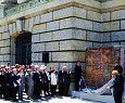 Am Reichstag erinnert ein Mauerstück von der Lenin-Werft in Gdansk an die Solidanosc-Bewegung; Foto: Axel Hildebrandt