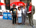 am LINKE-Stand in Kaufbeuren; Foto: Elke Brosow