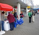 Gespräche am Info-Stand in Kaulsdorf-Nord; Foto: Axel Hildebrandt