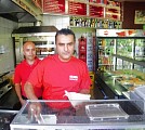 Döner im roten LINKE-T-Shirt serviert; Foto: Axel Hildebrandt