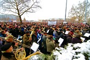 parteiübergreifendes Bündnis für eine Menschenkette vor dem Dresdener Rathaus; Foto: Elke Brosow