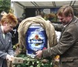 Fassanstich beim Ernte- und Umweltfest in Marzahn-Hellersdorf; Foto: Heidi Wagner