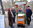 Heilsarmee bei einer Sammelaktion auf dem Öko-Markt am Kollwitz-Platz; Foto: Axel Hildebrandt