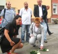 Mit Yvonne Ploetz an einem Stolperstein; Foto: privat