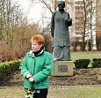 Rosen für Clara an der Marzahner Clara-Zetkin-Skulptur; Foto: privat