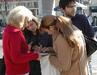 Dagmar Enkelmann beim Sammeln von Unterschriften; Foto: Axel Hildebrandt