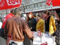 am Mahnwachen-Stand; Foto: Axel Hildebrandt