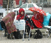 britischer Protest gegen den Krieg - bei jedem Wind und Wetter; Foto: Axel Hildebrandt